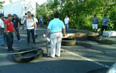 Exbananeros cierran la vía Interamericana en Paso Canoas