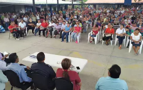 Expulsan a estudiante que amenazó con un arma a subdirectora 