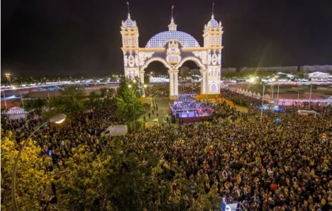 Comienza la Feria de Sevilla con el alumbrado de sus más de 200.000 bombillas