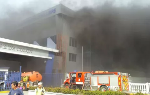 Pérdidas millonarias deja incendio en la Zona Libre de Colón 