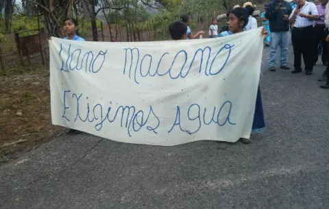 Se oponen a que se abastezcan de agua y bloquean carretera