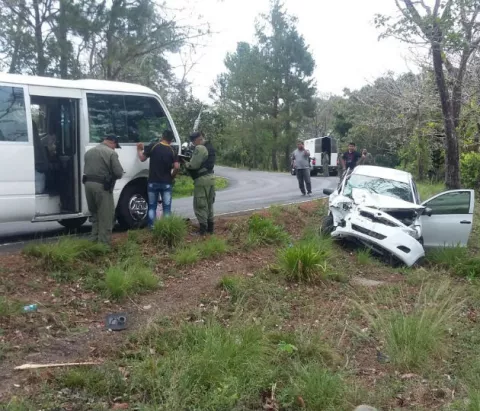 Mujer pierde un dedo de una mano tras colisión en Loma Grande, Gualaquita