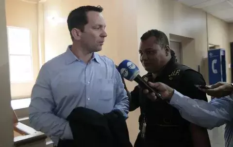 Juez llama a juicio a exministro Guillermo Ferrufino y a su esposa  