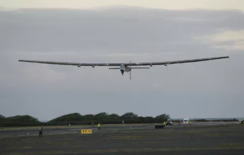 Avión solar sobrevuela el Pacífico rumbo a California
