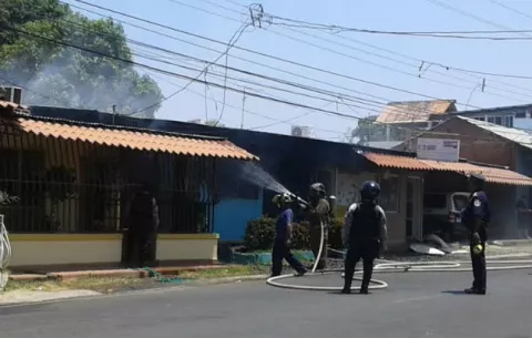 Incendio consume una vivienda en Chitré y dueña se encuentra estable