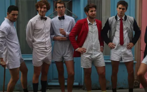 Llega la moda del ‘calchemise’, la camisa con calzoncillo incorporado