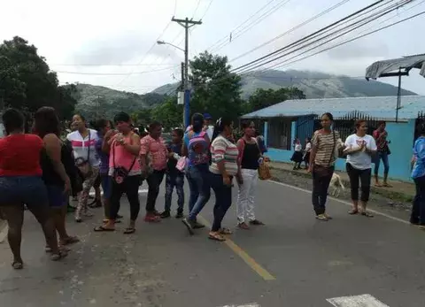 Residentes en La Polvareda se quejan de constantes apagones