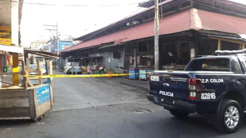 Lo asesinan de dos disparos en área de mercado público en Colón