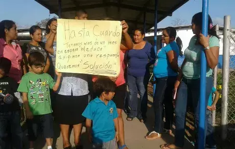 Protestan por falta de docentes de kinder en Los Santos