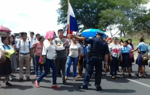 Más cierres por falta de docentes; se cansaron de esperar  