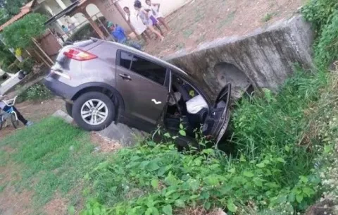 Vehículo 4x4 queda metido en una cuneta