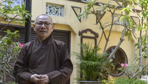 Monje vietnamita resiste en su pagoda la construcción de distrito financiero