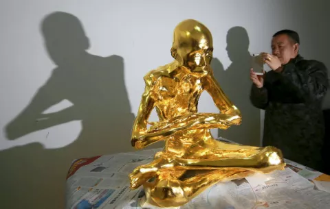 Venerado monje chino es momificado y cubierto en hoja de oro