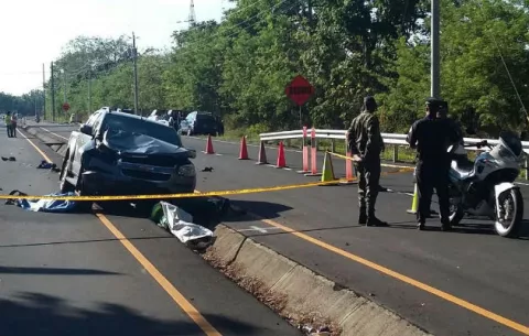 Mueren dos personas al colisionar contra una camioneta