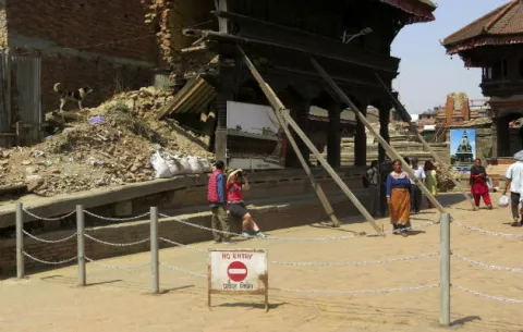 Nepal apila el patrimonio de la humanidad en montañas de ladrillos