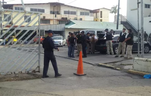 Se llevan a varios hombres en operativo en Colón después de crimen