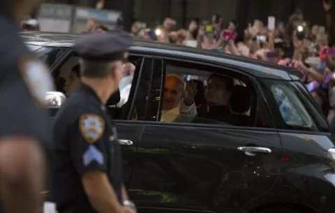 Compran por $300,000 el vehículo que el papa usó en Nueva York