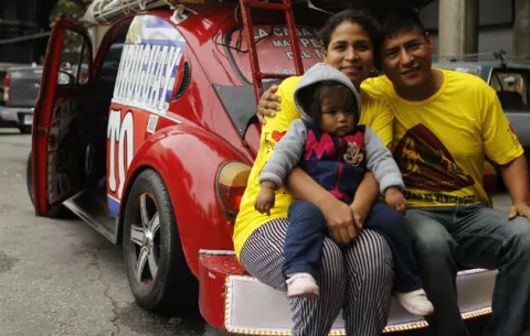 Familia peruana recorre América Latina en "la casa rodante más pequeña del mundo"