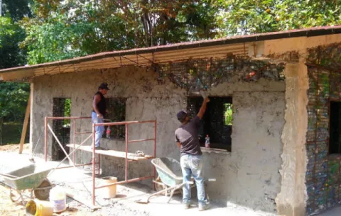Utilizan botellas de plástico para construir una ecoaldea en Panamá