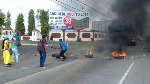 Precaristas de Los Abanicos encienden llantas por despedidos 