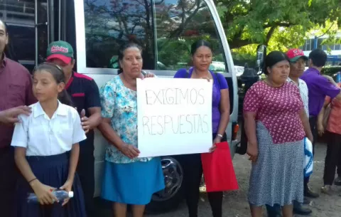 Protestan para exigir el nombramiento de docentes y celador