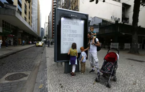 Paneles publicitarios de Río de Janeiro también sirven para matar mosquitos
