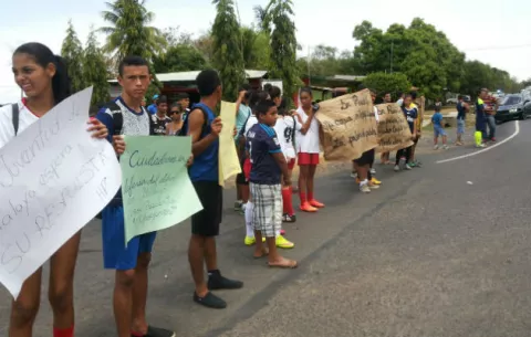 Protestan por falta de docentes y agua en escuela de Quebrada Ancha