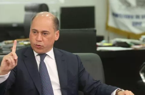 "Al delincuente le conviene la ayuda de la gente que tiene poder", ministro Aguilera