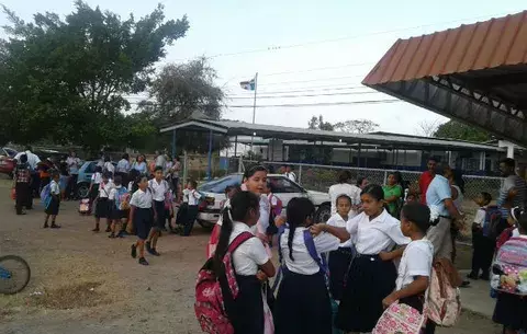 Padres de familia de escuela de Santa Ana exigen respuesta al Meduca