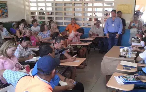 Apagones afectan a moradores y turistas en Santa Catalina