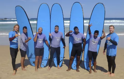 Surf, terapia para migrantes que viven odiseas en el mar