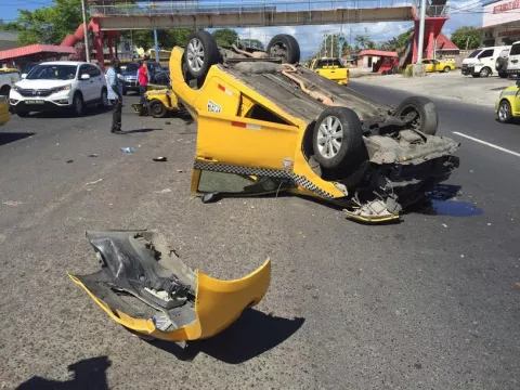 Taxi se vuelca tras colisión frente a policlínica en Colón