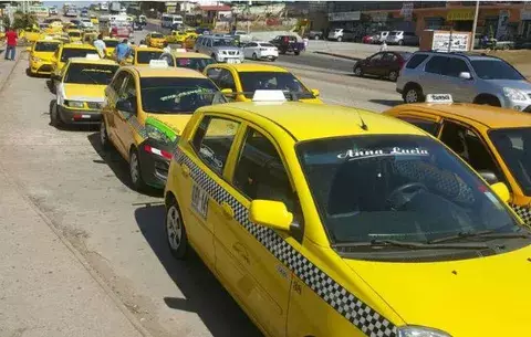 Caravana de taxistas en La Chorrera por piratería