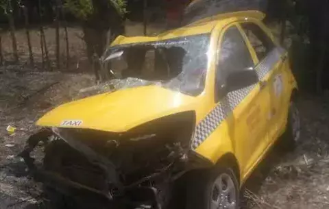 Muere santeña tras chocar taxi con poste de luz