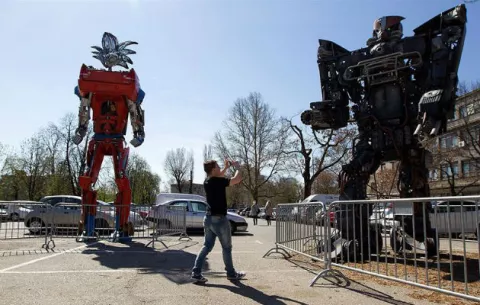 Enormes Transformers de coches-basura reciclados impresionan 