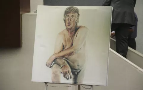 Diputado mexicano muestra una pintura de Donald Trump desnudo