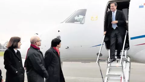 Varela se fue de viaje a Japón y Singapur con otros 9 funcionarios