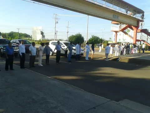 Enfermeras vuelven a bloquear la vía en Veraguas 