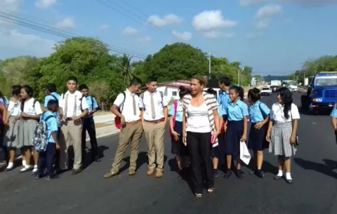 La falta de docentes en escuela Victoriano Lorenzo los lleva a la calle 