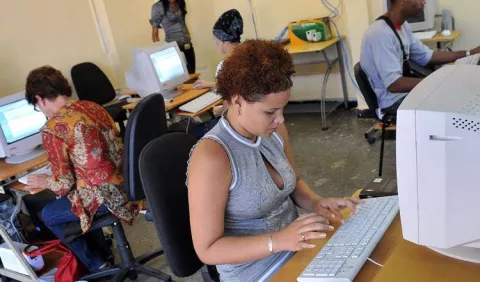 En Cuba, debe  pagar el 8% de su salario por  una hora de internet