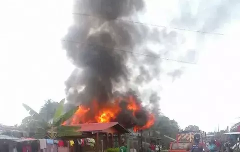 Incendio consume vivienda y deja ocho damnificados en Almirante, Bocas