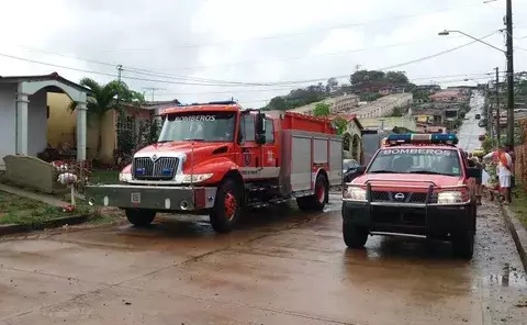 Llamas alcanzan dos cuartos de una casa en Altos de Cáceres, Arraiján