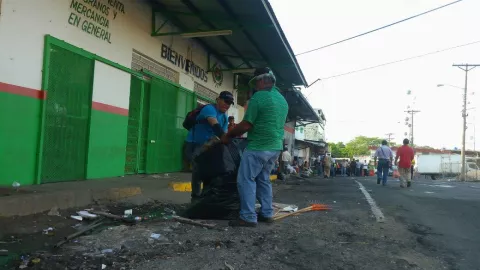 Operativo de limpieza en antiguo mercado público de David, amenaza del dengue
