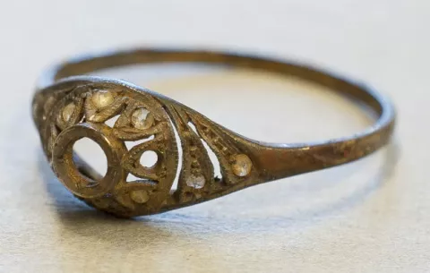 Hallan anillo y cadena de oro ocultas en taza en Auschwitz 