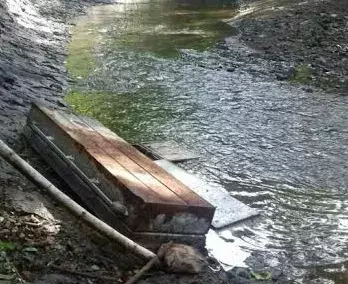 Hallan ataúd abandonado en el río de Macaracas