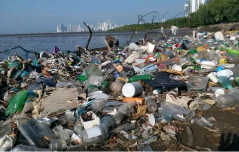 Varela regaña a irresponsables que lanzan basura a ríos y quebradas
