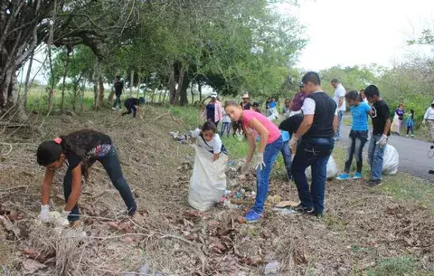 La vía hacia Pesé, la tienen de basurero improvisado 