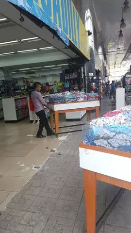 Desalojan a los buhoneros, pero quedan los comerciantes