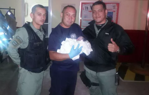 Henry Eduardo será el nombre de bebé de indígena en honor a cabos