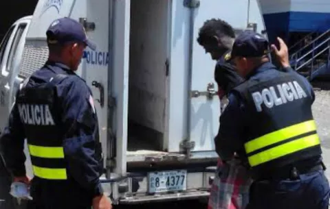 Mujer policía tica se enfrenta a prófugo panameño y lo captura